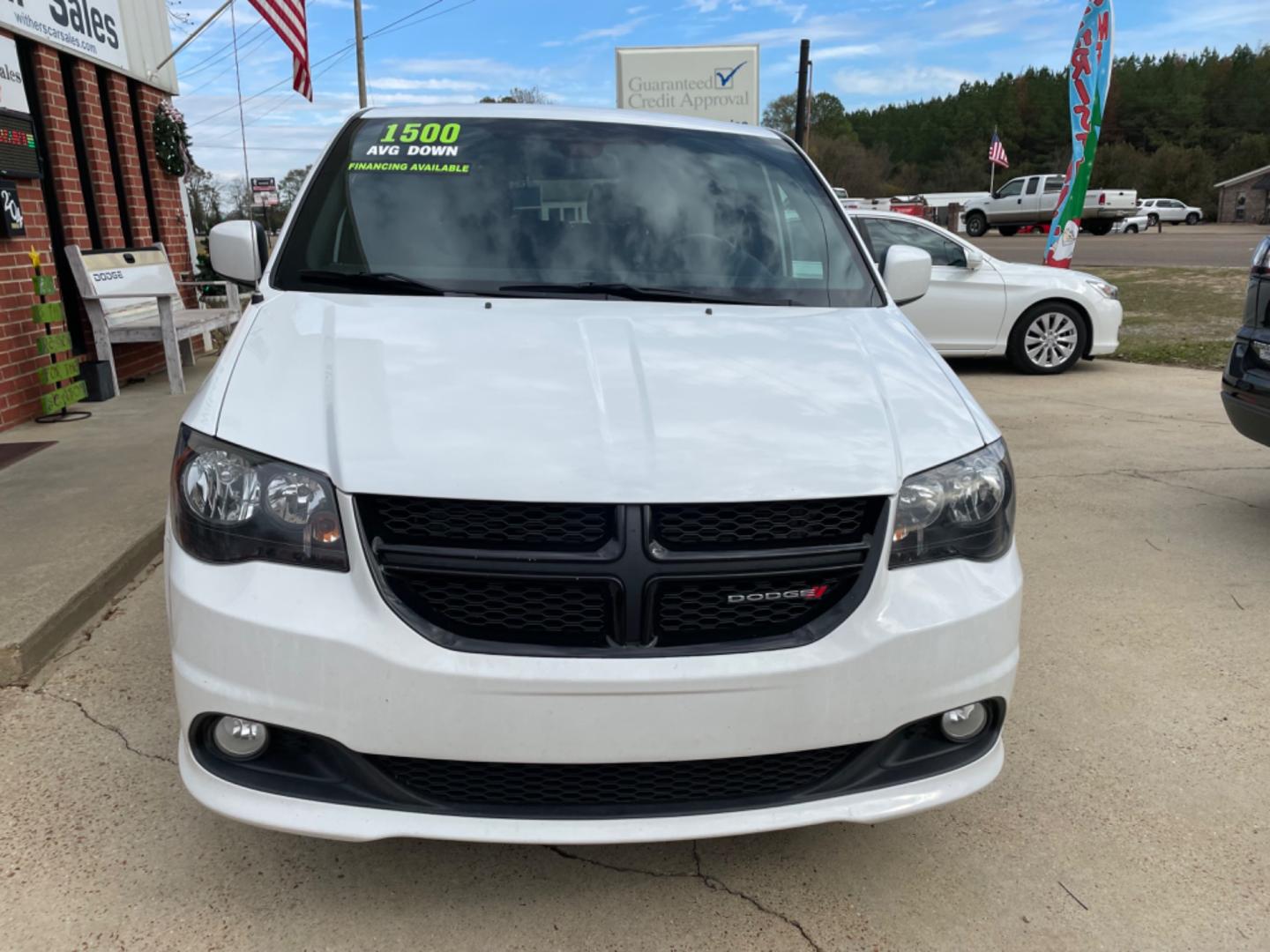 2019 White /Black Dodge Grand Caravan (2C4RDGCG6KR) , Auto transmission, located at 204 Hwy. 16 East, Carthage, MS, 39051, (601) 267-7277, 0.000000, 0.000000 - Photo#2